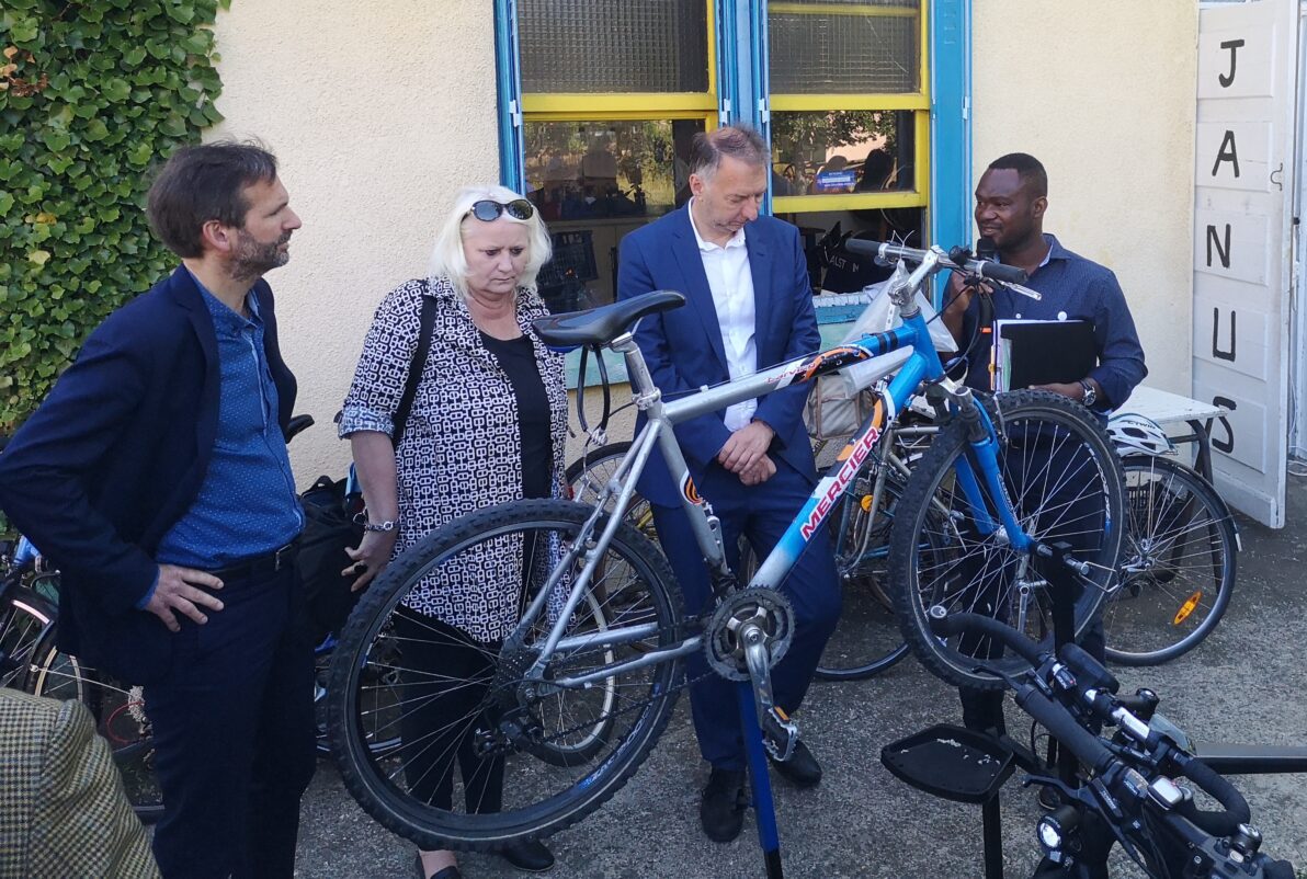 Rodrigue Ogoubi Yao, président fondateur de l’atelier d’autoréparation de vélos Janus ; Michèle Picard, maire de Vénissieux ; Bruno Bernard, président de la Métropole de Lyon ; Fabien Bagnon, vice-président de la Métropole de Lyon délégué à la Voirie et aux Mobilités actives.