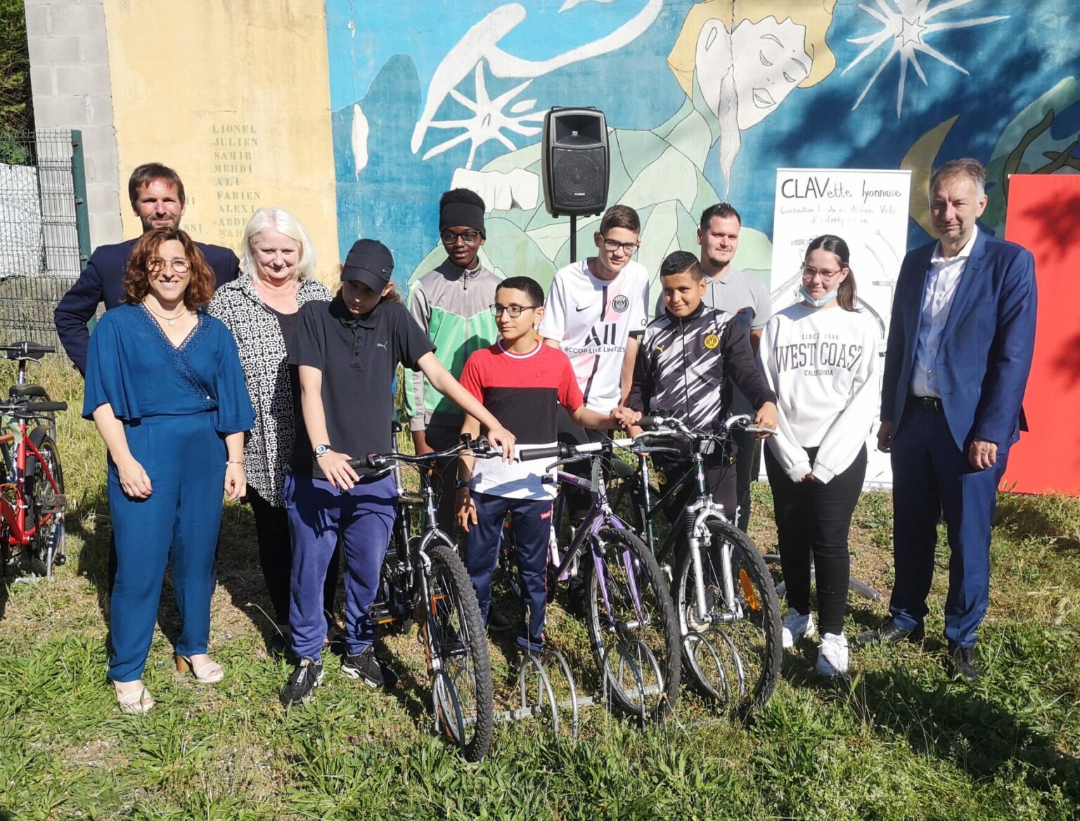 Les 5e Segpa du collège Aragon, Michèle Picard (maire de Vénissieux),Fabien Bagnon et Bruno Bernard (vice-président et président de la Métropole), en visite chez Janus France.