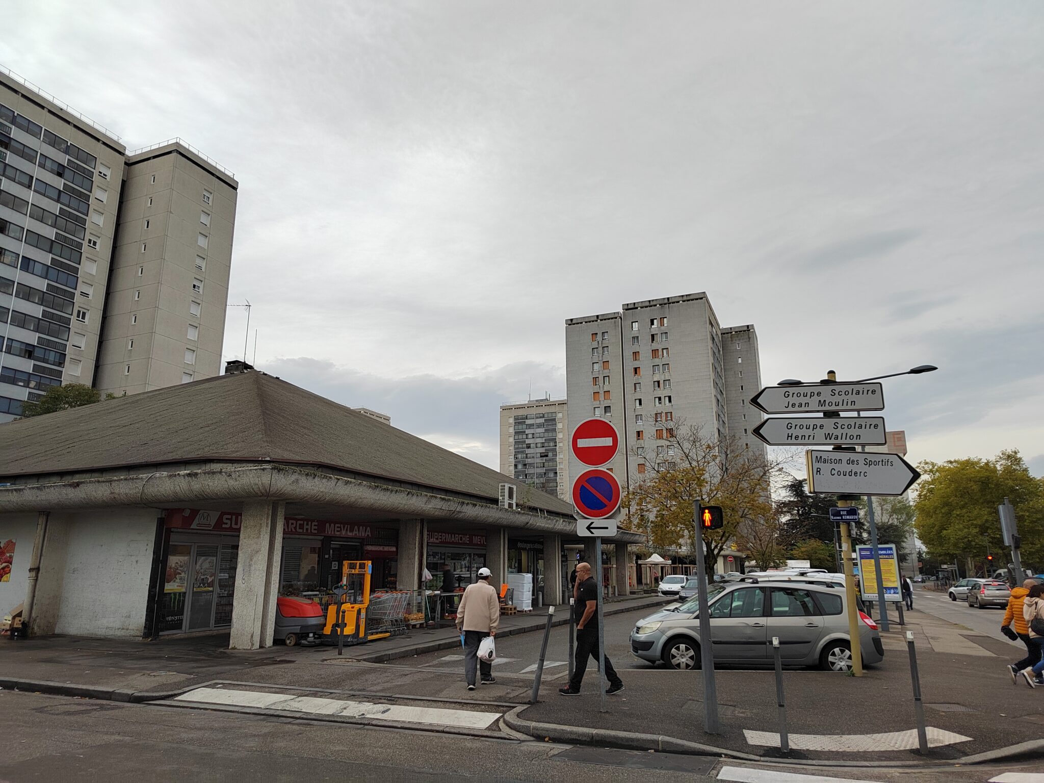 Des Résidents Des Immeubles De La Rue Des Martyrs De La Résistance ...